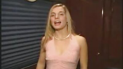 నిరాశకు గురైన మమ్మీ ఎప్పటికీ నిలబడలేక అతన్ని కాక్ కోసం పట్టుకోలేకపోయింది