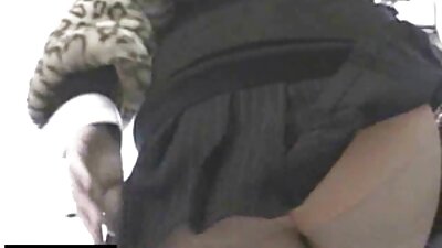 డ్రంక్ మిల్ఫ్ ఆమె పొరుగువారిచే చెత్త రంధ్రంలో గట్టిగా చిక్కుకుంది